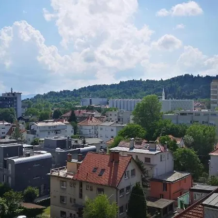 Corner Tower // Prijetno Stanovanje Za 4 Osebe + Free Parking Daire